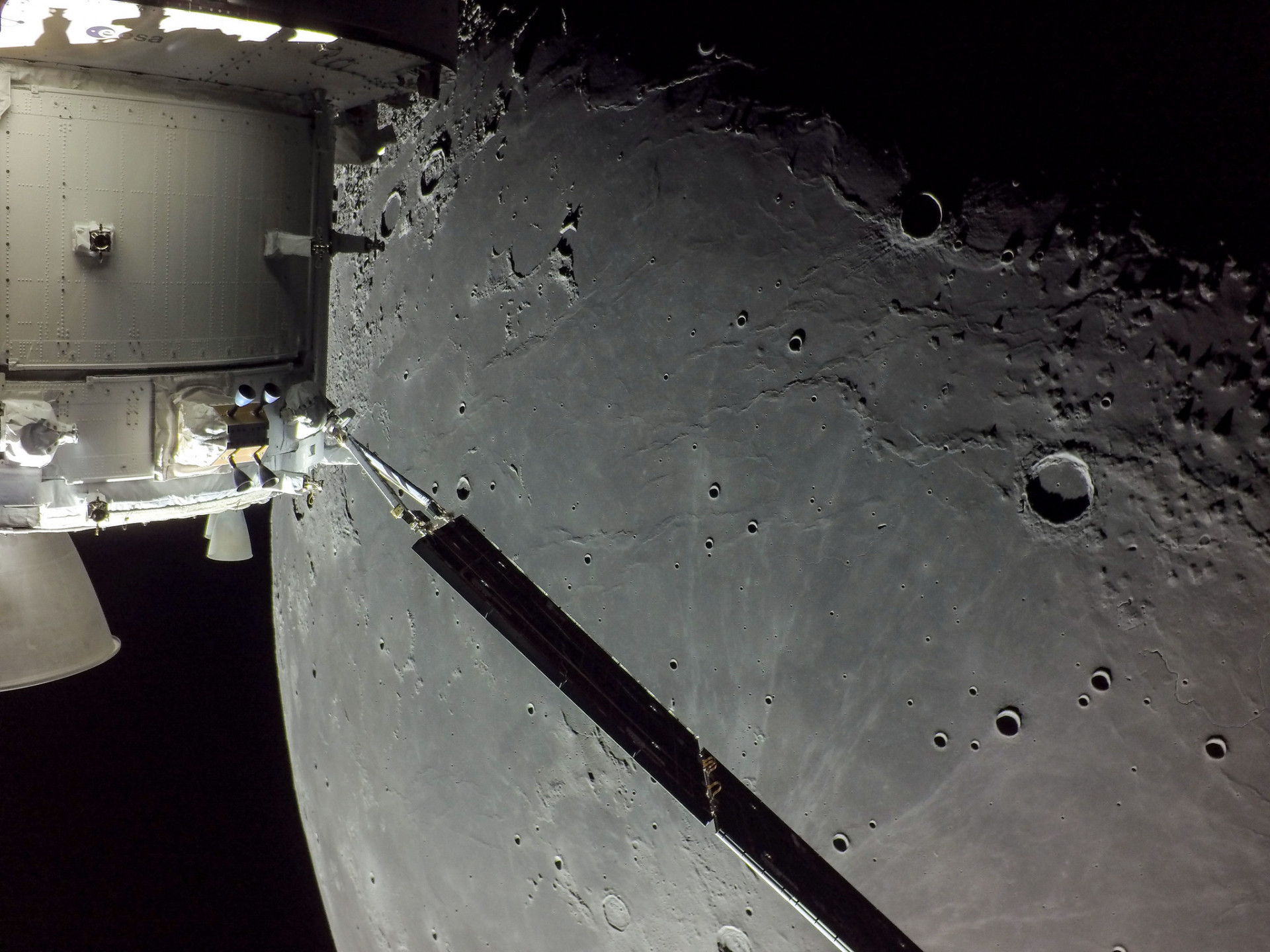 Nasas Orion Spacecraft Sends Back Stunning High Definition Moon Images 8841