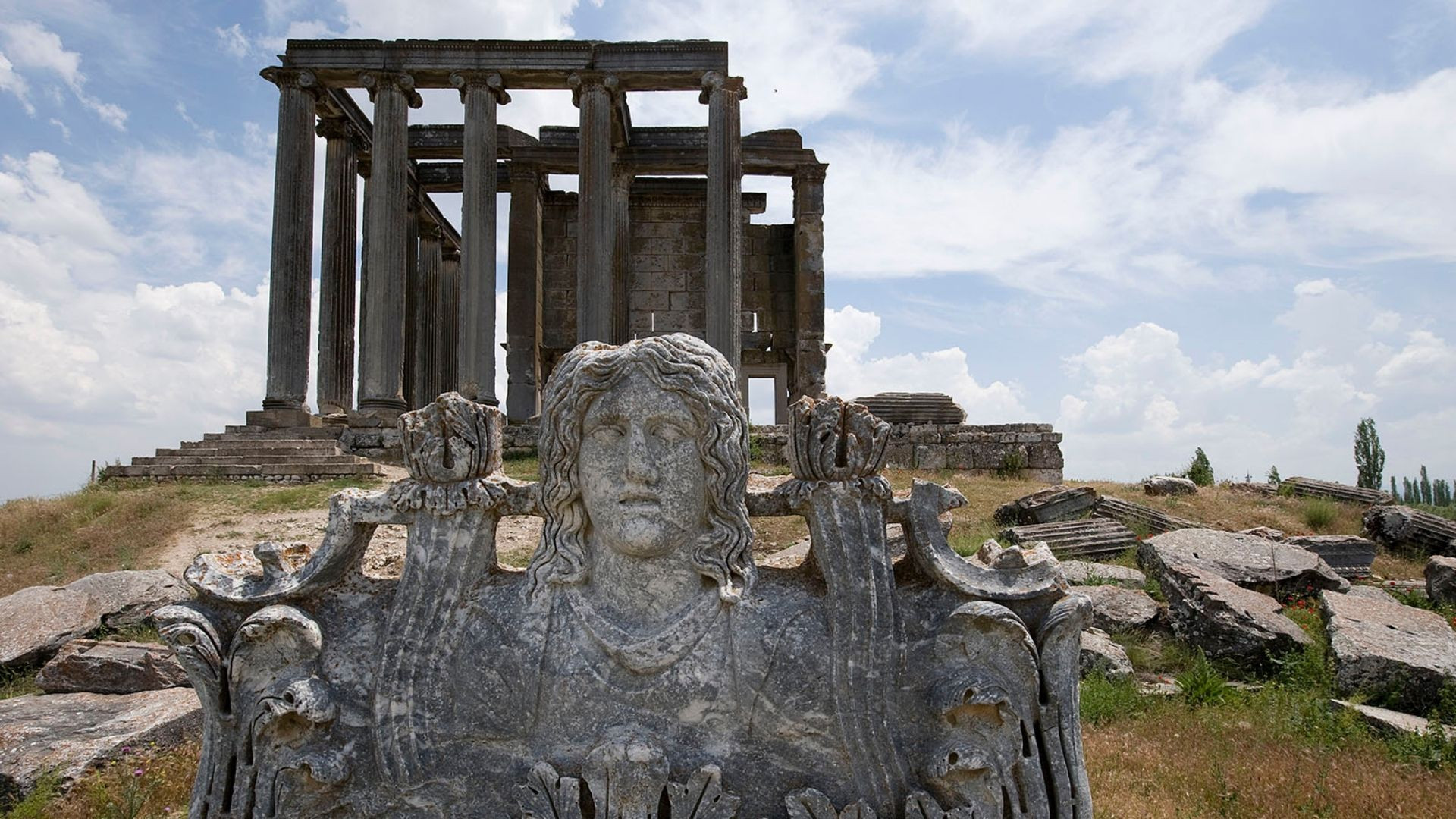 Ένα άψογα διατηρημένο άγαλμα ανθρώπου και κεφάλια Ελλήνων θεών ανακαλύφθηκε στην Τουρκία