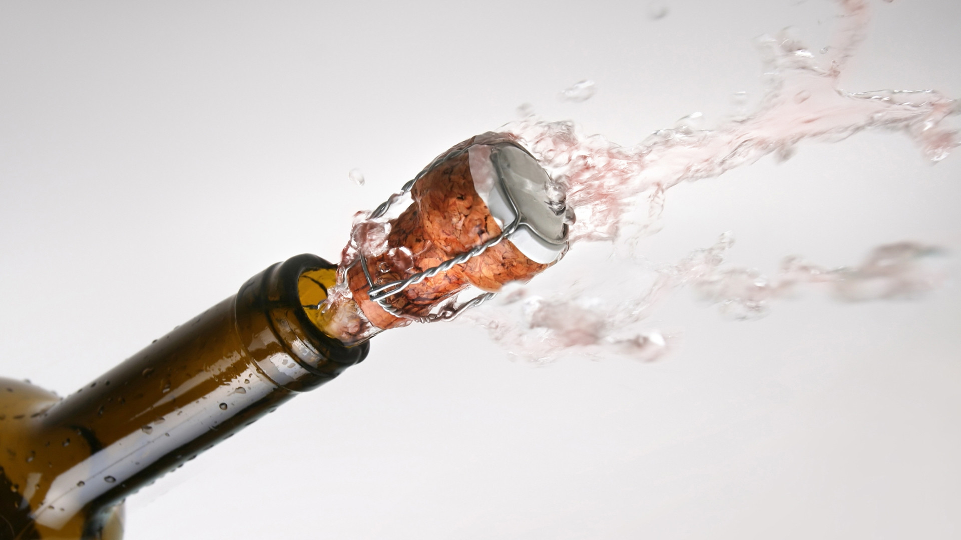 A study shows the science behind the cork of a champagne