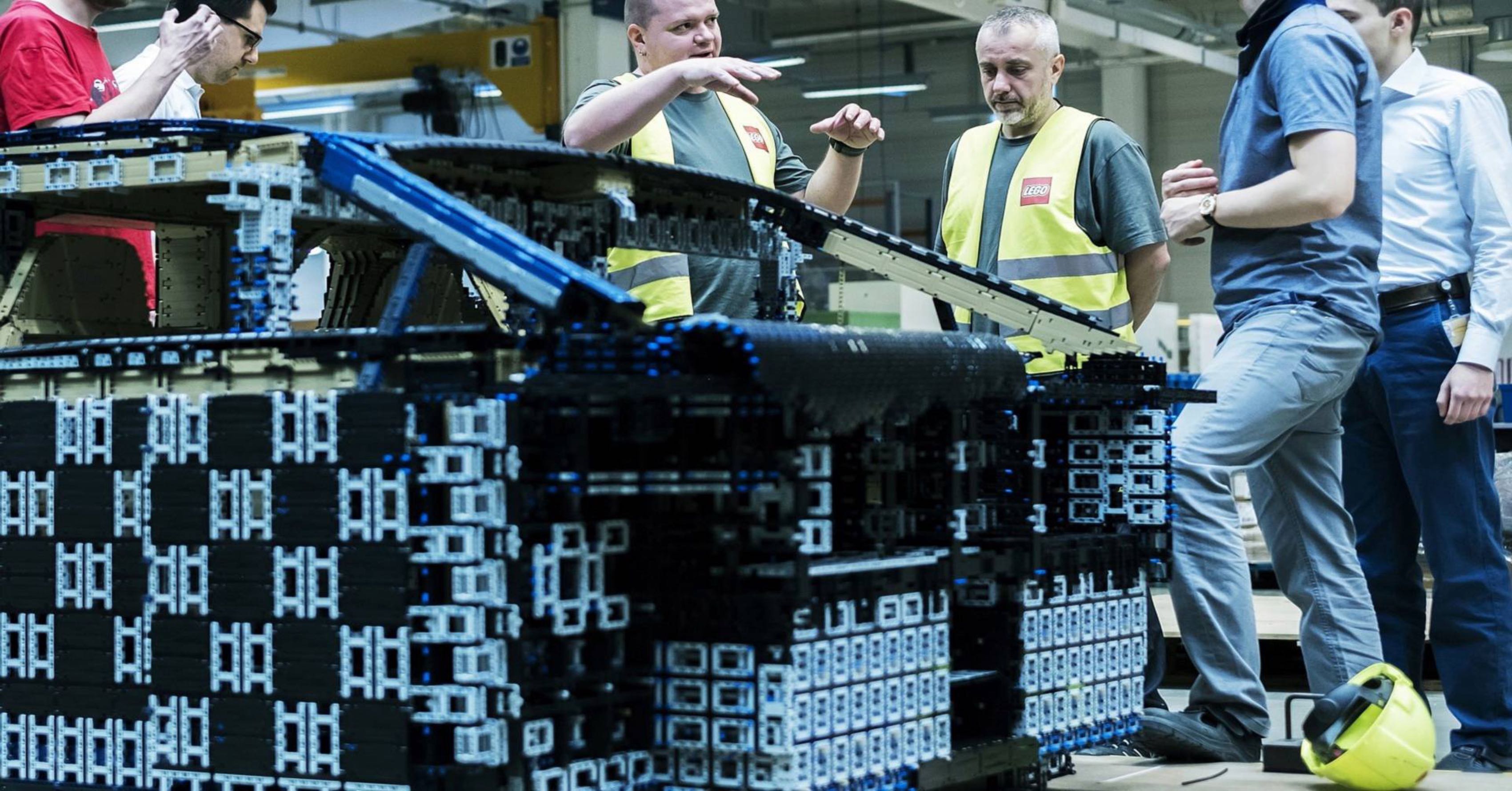 Life-Sized, Drivable Lego Bugatti Created Using Over One Million Pieces Life-Sized, Drivable Lego Bugatti Created Using Over One Million Pieces