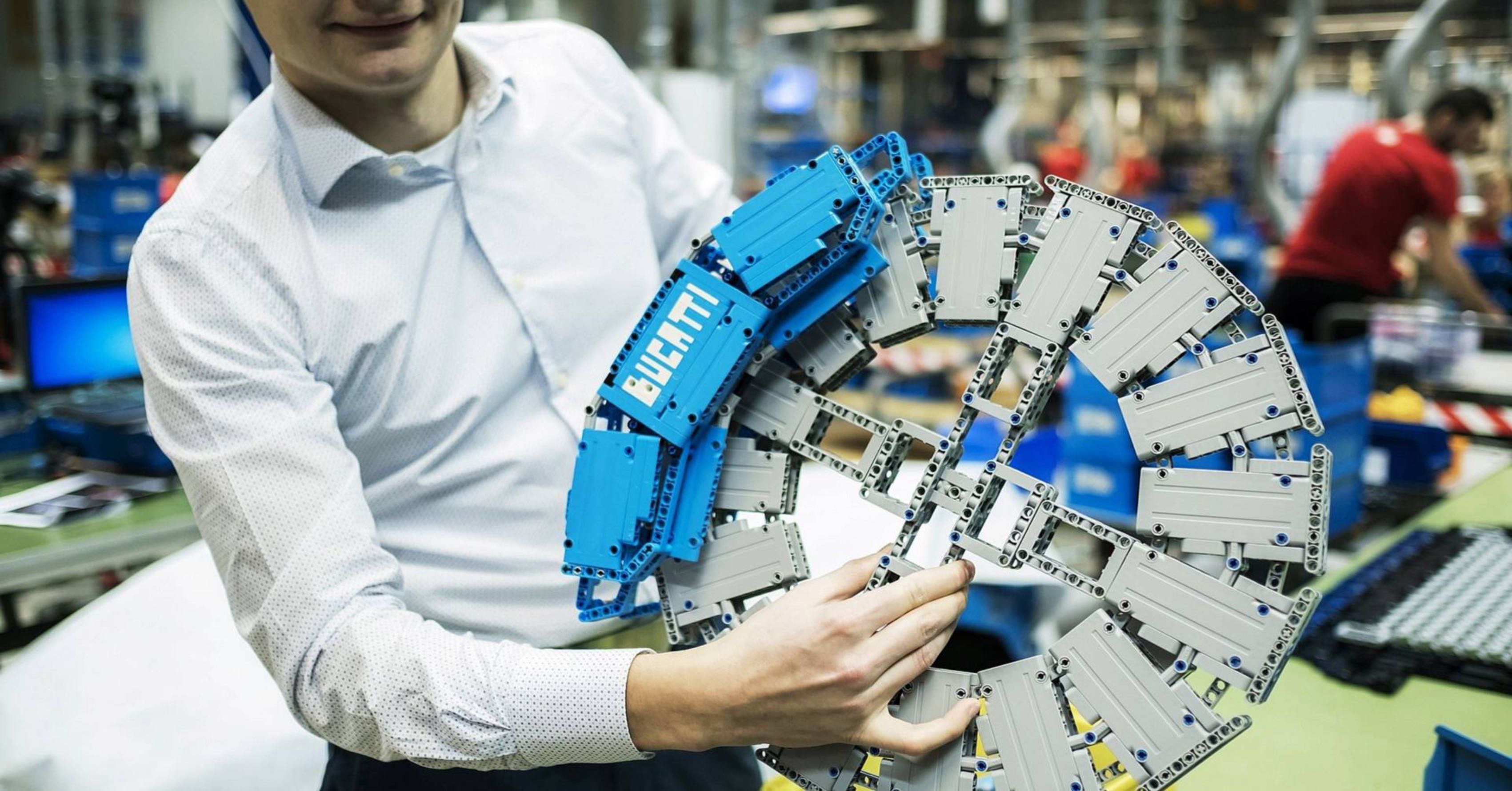 Life-Sized, Drivable Lego Bugatti Created Using Over One Million Pieces Life-Sized, Drivable Lego Bugatti Created Using Over One Million Pieces