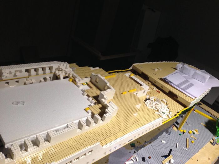 Ce garçon autiste a construit la plus grande réplique du Titanic en Lego