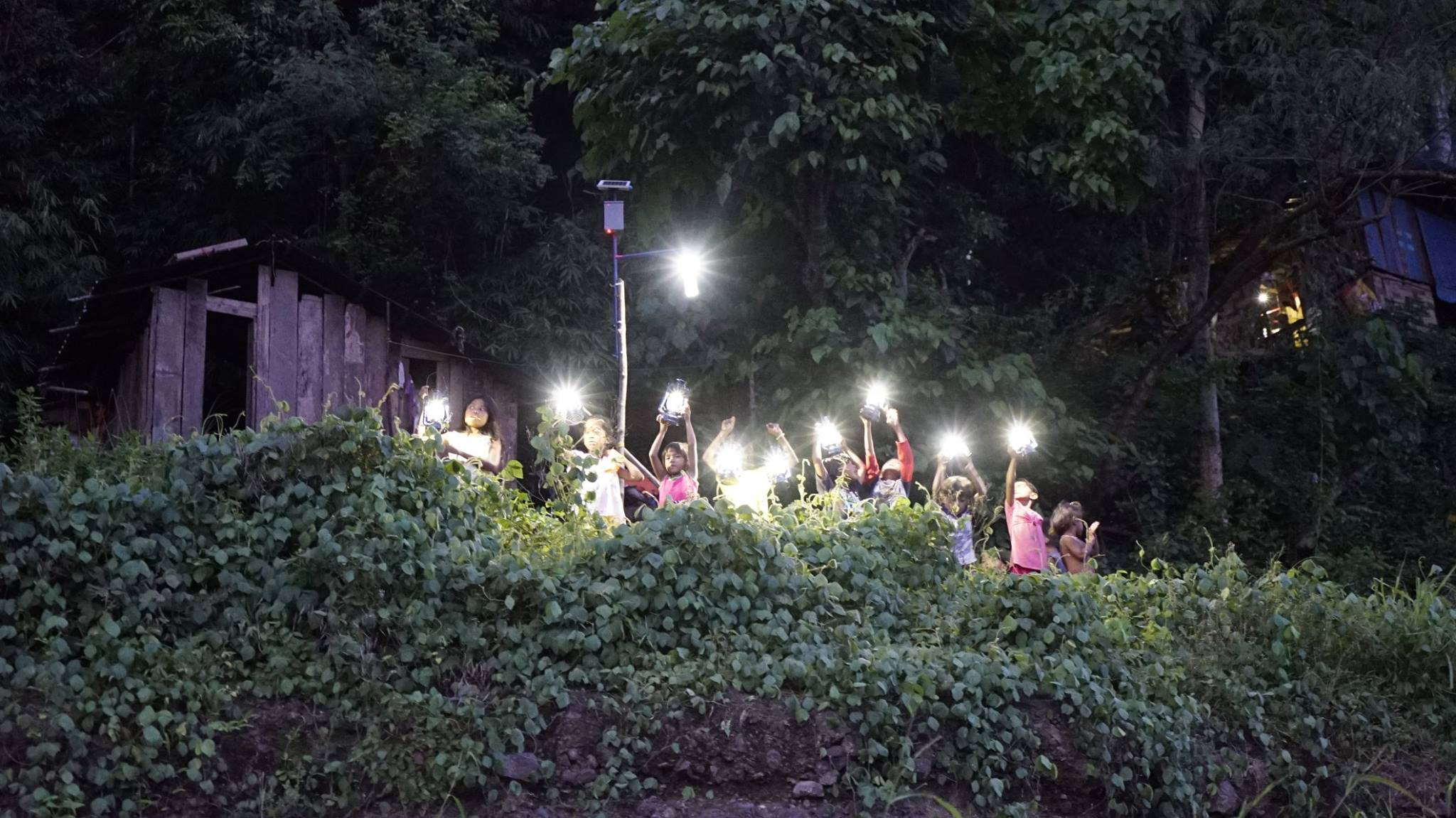 'Daylight System' Empowers Communities With Bottled Light 'Daylight System' Empowers Communities With Bottled Light
