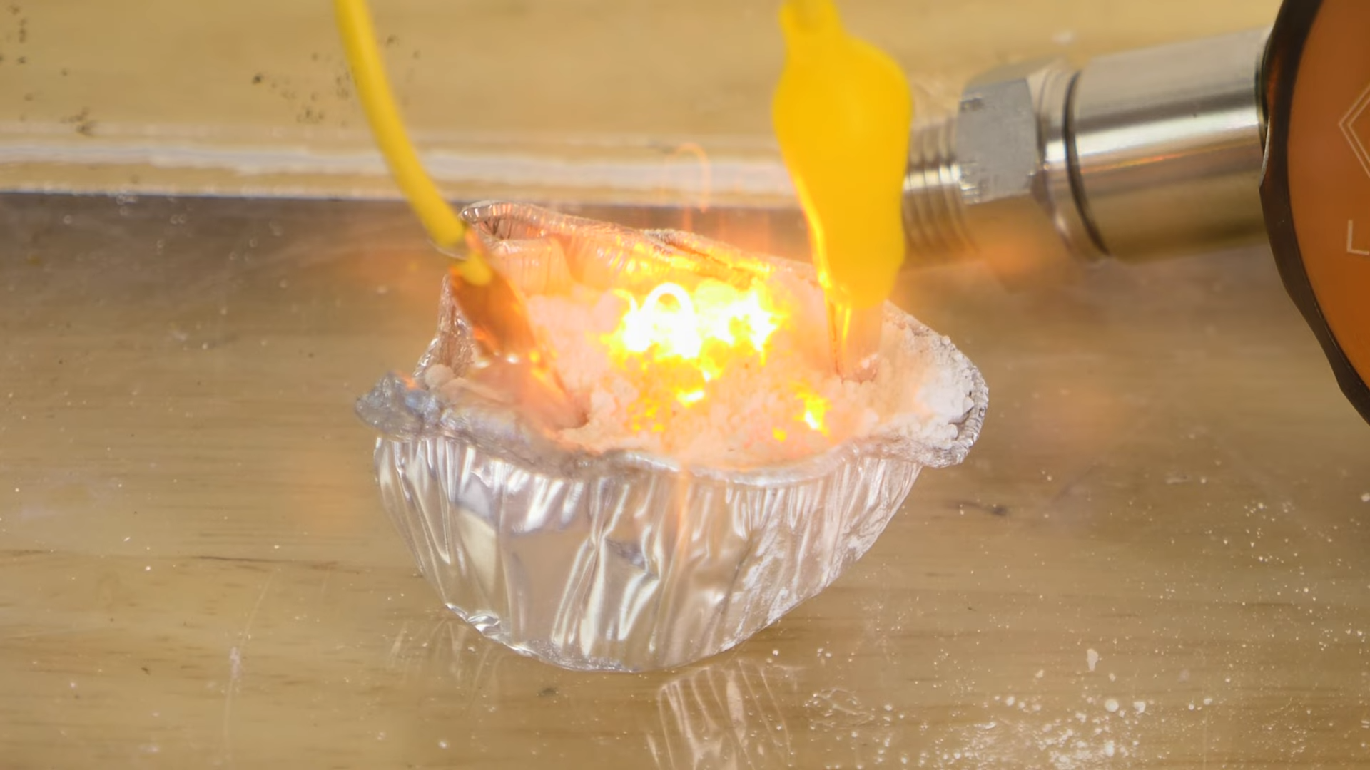YouTuber shows how zinc oxide changes color when heated and then